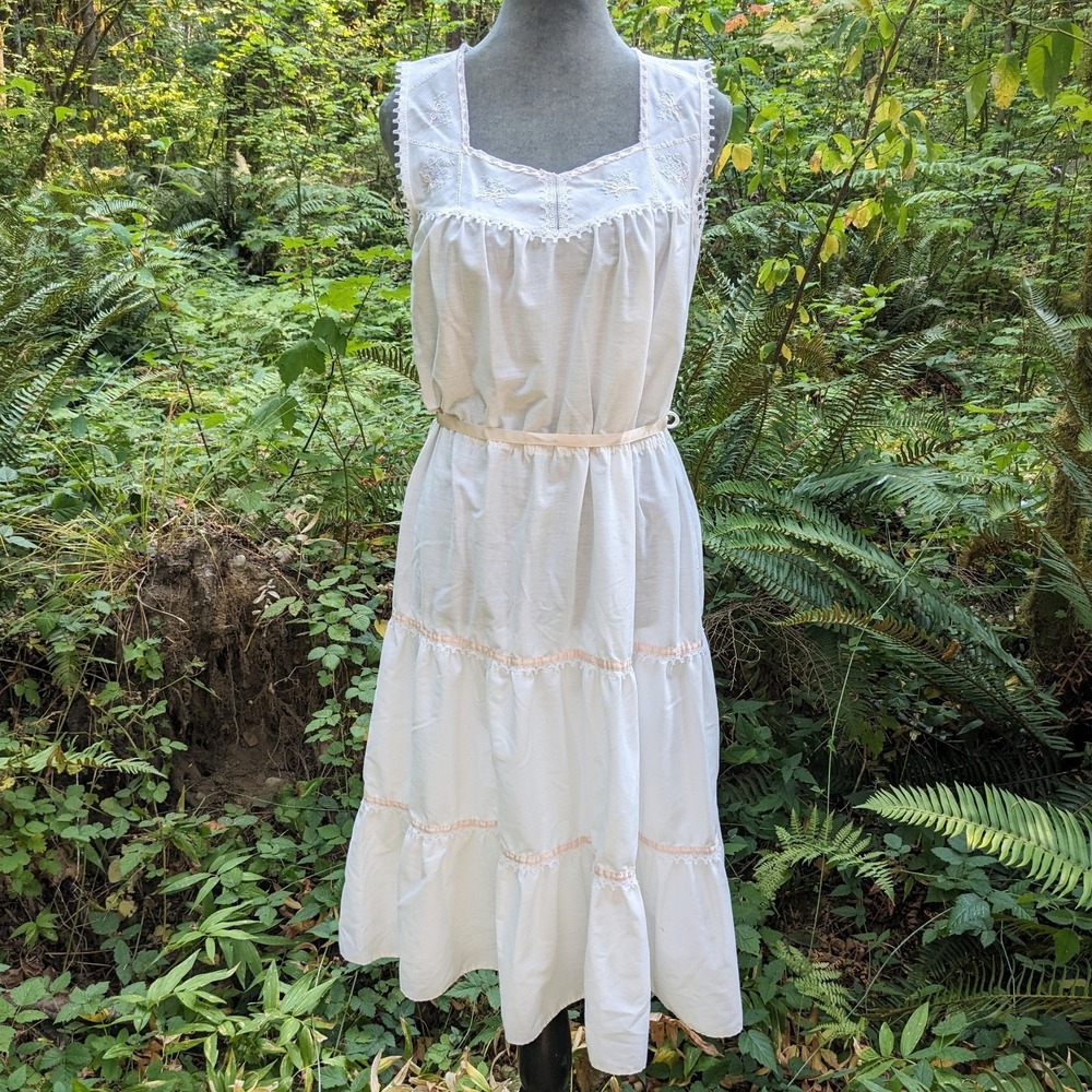 Vintage 70s 80s Cottagecore Prairie Dress XS White Tiered Boho Embroidered Midi